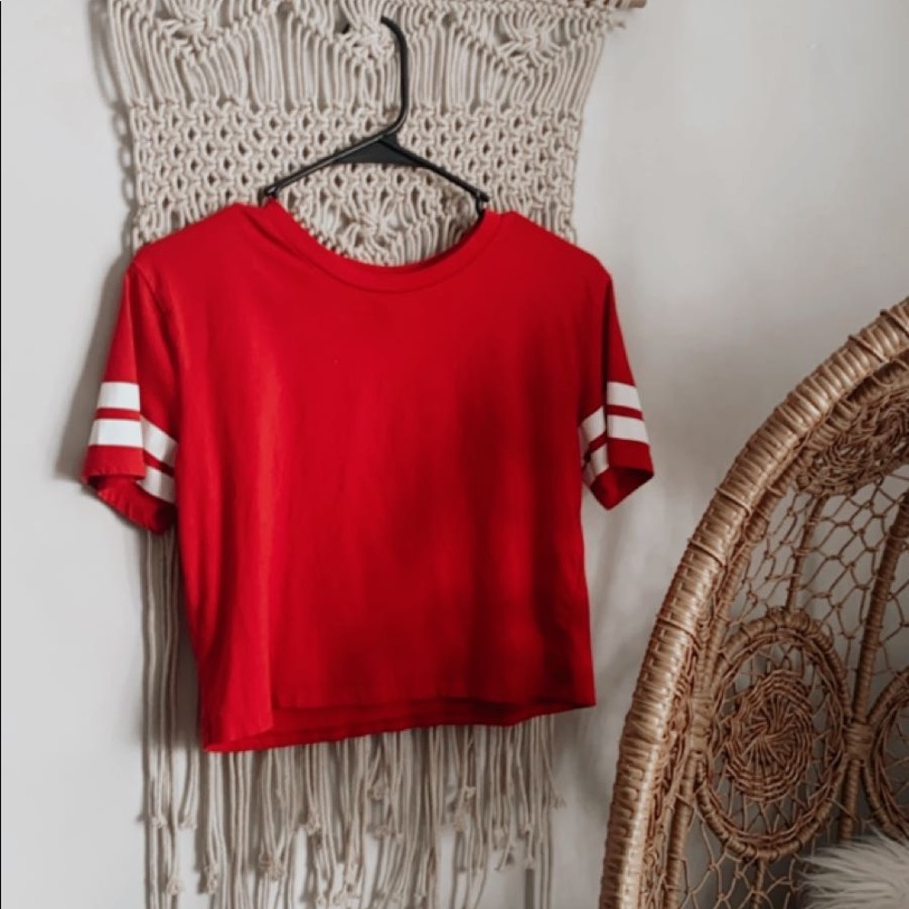 H&M red short sleeve cropped tee!